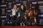Kareena Kapoor, Randhir Kapoor unveil UTVstars Walk of the Stars in Taj Land_s End, Mumbai on 28th March 2012 (52).JPG